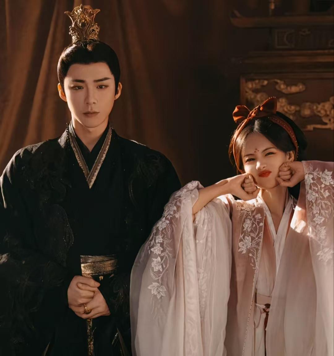 同样搭“刘宇宁”，27岁宋祖儿和34岁李一桐对比，一个比一个更惨