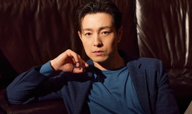 糊了22年，他终于凭借「性张力」火了封面图