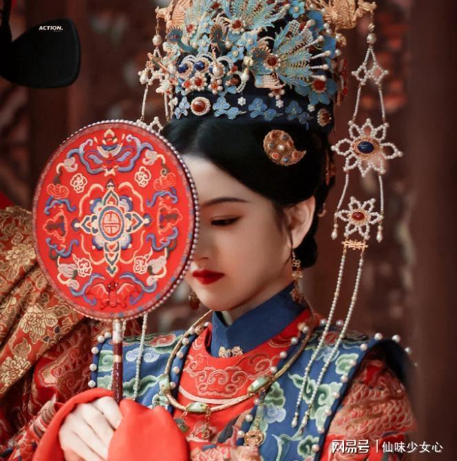 宋祖儿《表妹万福》大婚路透太惊艳！红衣复古明媚，男主意气风发封面图