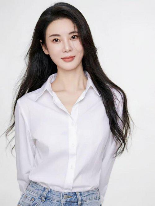 《泼辣厂花》：以柔克刚的年代短剧，谱写女性独立觉醒之歌封面图